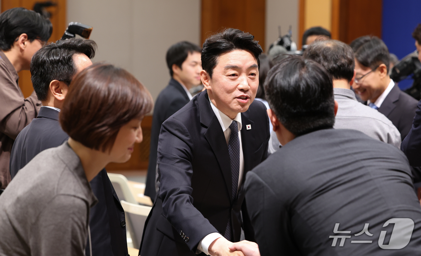 (서울=뉴스1) 허경 기자 = 강훈식 대통령비서실장이 14일 청와대 춘추관에서 열린 인선 발표를 마친 뒤 기자들과 인사하고 있다. 이재명 대통령은 이날 강훈식 대통령비서실장 후임으 …