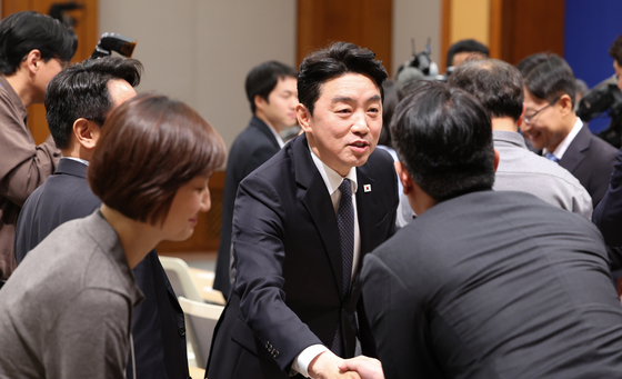 기자들과 인사하는 강훈식 비서실장