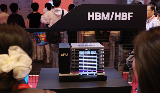HBF 모형 살펴보는 관람객들