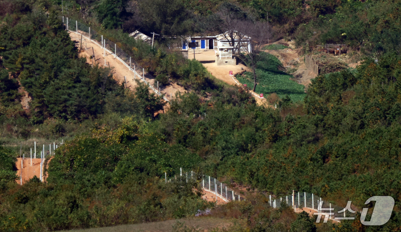 (김포=뉴스1) 김명섭 기자 = 합동참모본부는 강화도 전방 북측 지역에서 지속적으로 들려오는 폭발음이 해안경계시설 보강을 위한 공사로 인한 것이라 밝혔다.장도영 합동참모본부 공보실 …