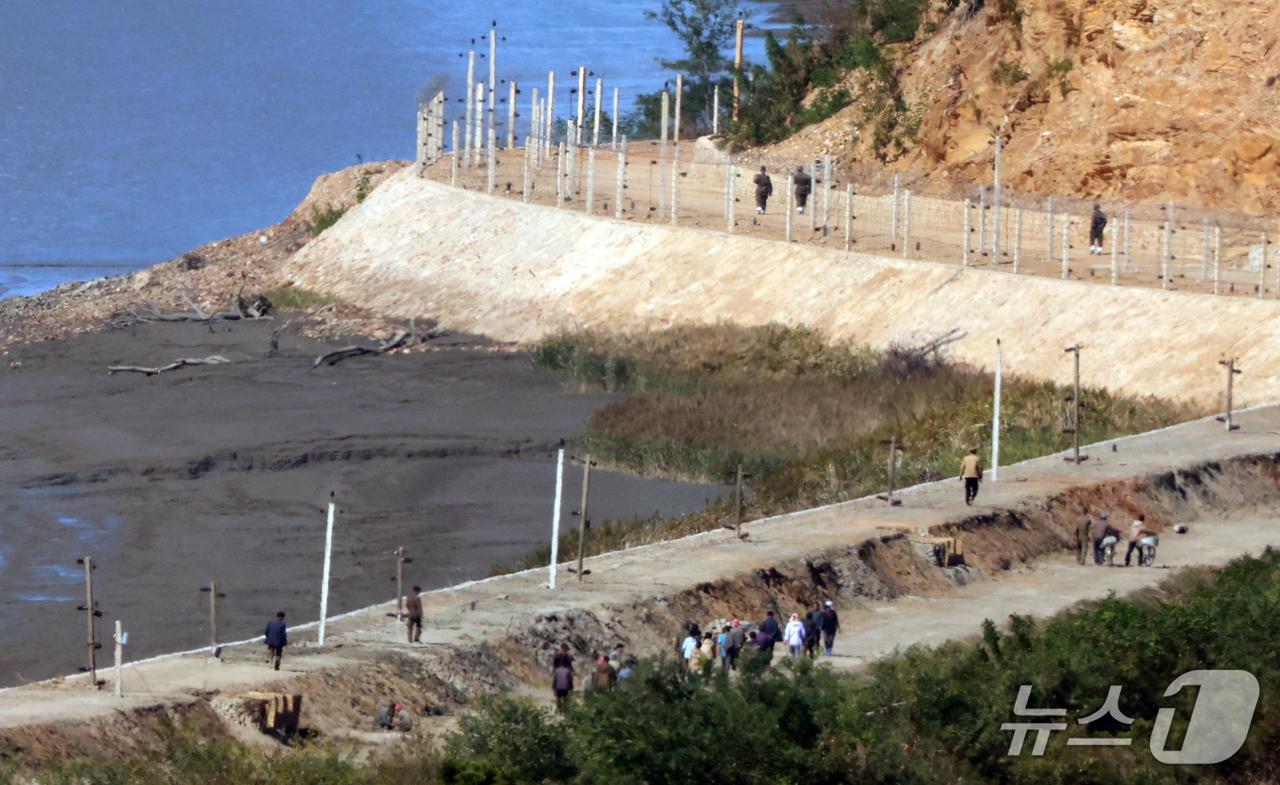 (김포=뉴스1) 김명섭 기자 = 합동참모본부는 강화도 전방 북측 지역에서 지속적으로 들려오는 폭발음이 해안경계시설 보강을 위한 공사로 인한 것이라 밝혔다.장도영 합동참모본부 공보실 …