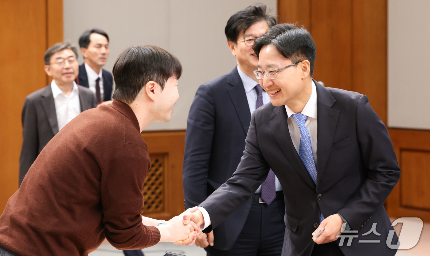 (서울=뉴스1) 허경 기자 = 임광현 신임 대통령비서실장이 14일 청와대 춘추관에서 열린 인선 발표를 마친 뒤 기자들과 인사하고 있다. 이재명 대통령은 이날 강훈식 대통령비서실장 …