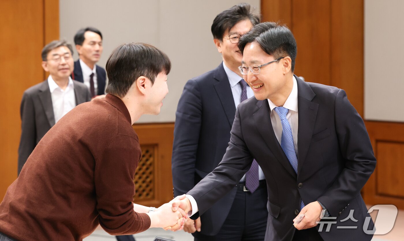 본문 이미지 - 임광현 신임 대통령비서실장이 14일 청와대 춘추관에서 열린 인선 발표를 마친 뒤 기자들과 인사하고 있다. 이재명 대통령은 이날 강훈식 대통령비서실장 후임으로 임광현 국세청장을 임명했다. 2026.10.14 ⓒ 뉴스1 허경 기자