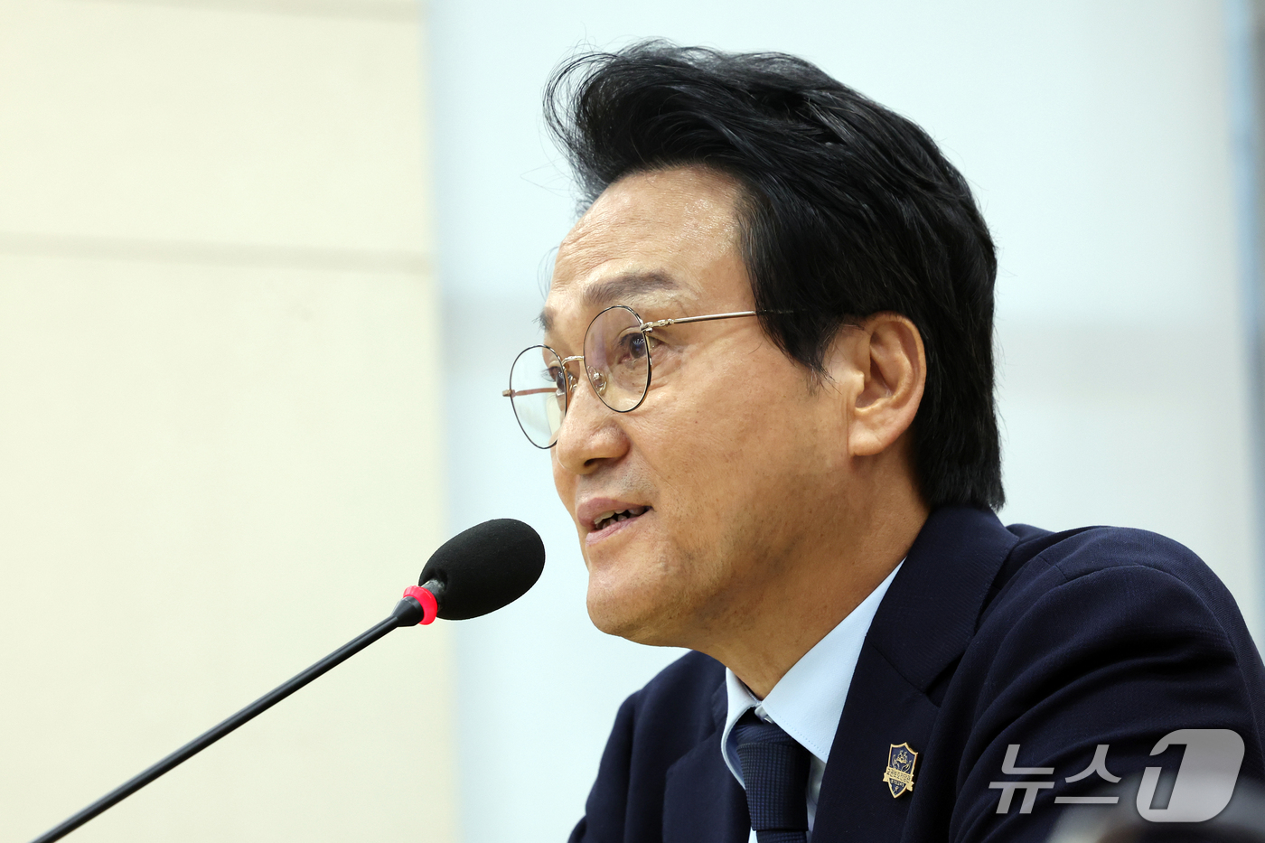 (서울=뉴스1) 황기선 기자 = 안민석 경기도 교육감이 14일 서울 여의도 교육위원회에서 열린 서울교육청 등에 대한 국정감사에서 의원 질의에 답하고 있다.  2026.10.14/뉴 …