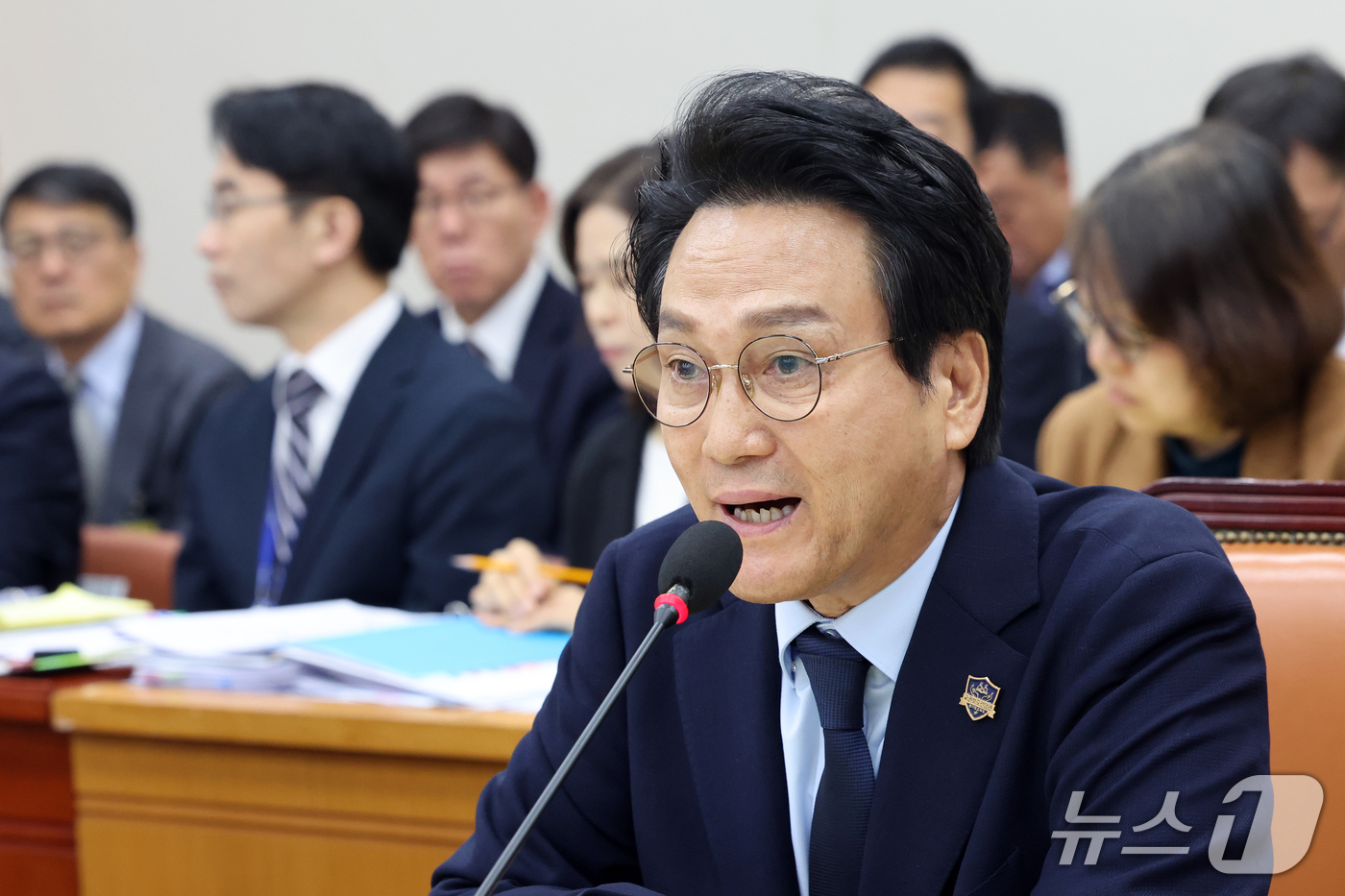 (서울=뉴스1) 황기선 기자 = 안민석 경기도 교육감이 14일 서울 여의도 교육위원회에서 열린 서울교육청 등에 대한 국정감사에서 의원 질의에 답하고 있다.  2026.10.14/뉴 …