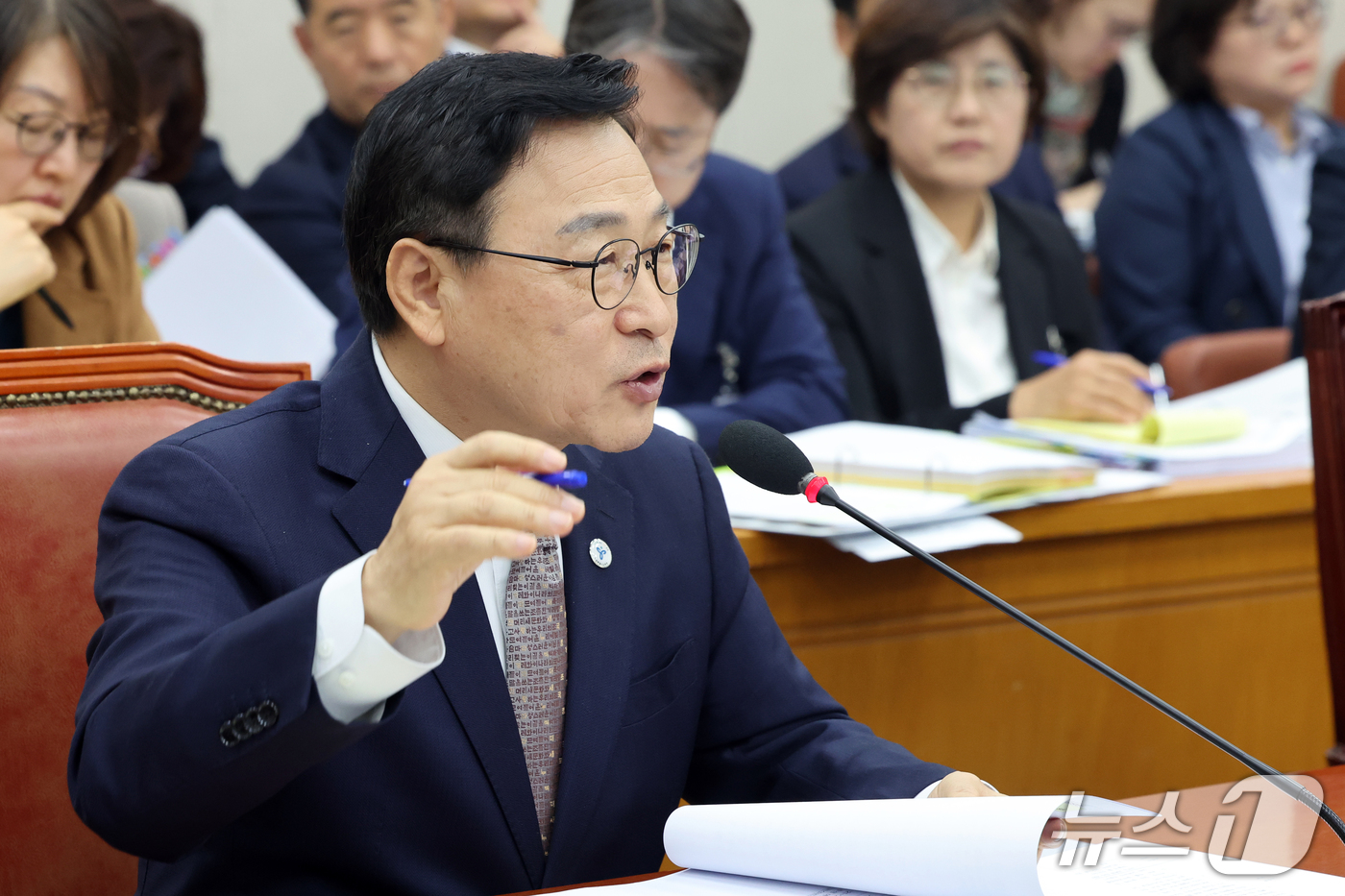 (서울=뉴스1) 황기선 기자 = 정근식 서울시 교육감이 14일 서울 여의도 교육위원회에서 열린 서울교육청 등에 대한 국정감사에서 의원 질의에 답하고 있다.  2026.10.14/뉴 …