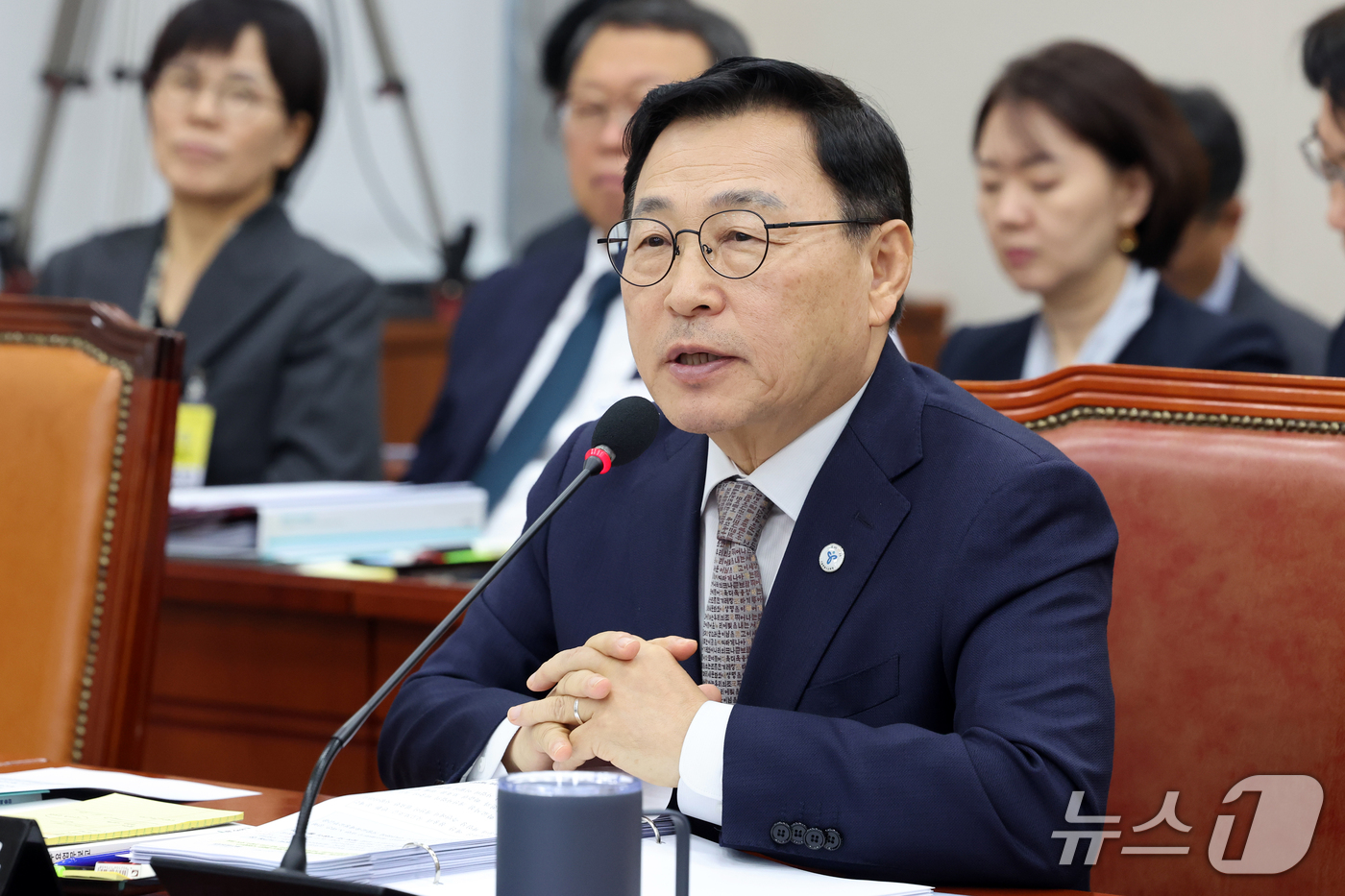 (서울=뉴스1) 황기선 기자 = 정근식 서울시 교육감이 14일 서울 여의도 교육위원회에서 열린 서울교육청 등에 대한 국정감사에서 의원 질의에 답하고 있다.  2026.10.14/뉴 …