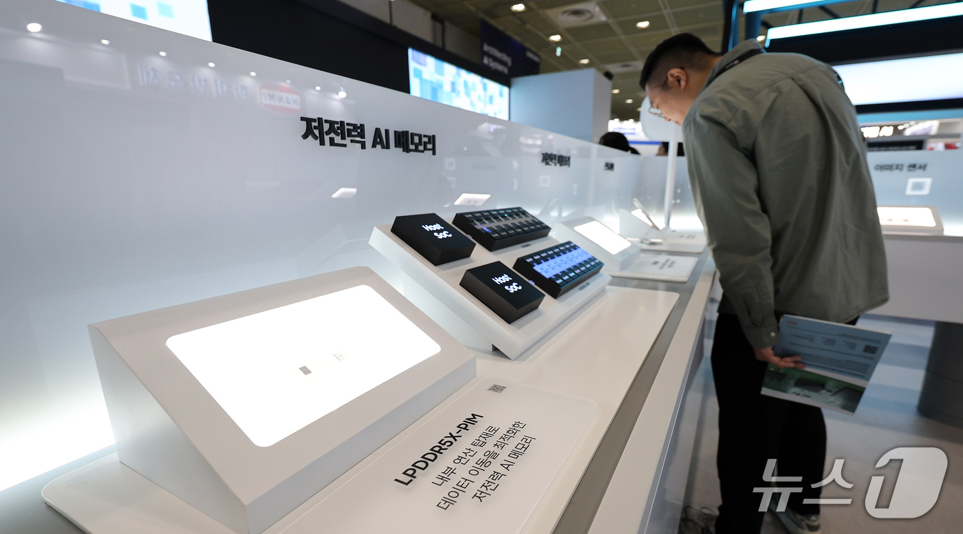 (서울=뉴스1) 박지혜 기자 = 14일 서울 강남구 코엑스에서 열린 ‘SEDEX 2026(제28회 반도체대전)’ 삼성전자 부스에서 관람객들이 메모리 내부에 연산 기능을 결합한 ‘L …