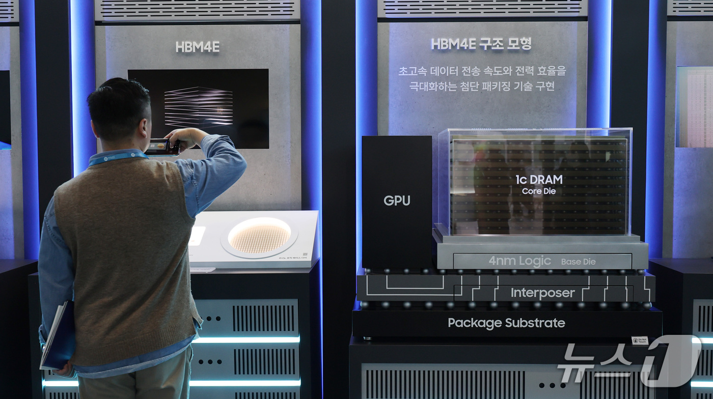 (서울=뉴스1) 박지혜 기자 = 14일 서울 강남구 코엑스에서 열린 ‘SEDEX 2026(제28회 반도체대전)’ 삼성전자 부스에서 관람객들이 7세대 고대역폭메모리(HBM)인 ‘HB …