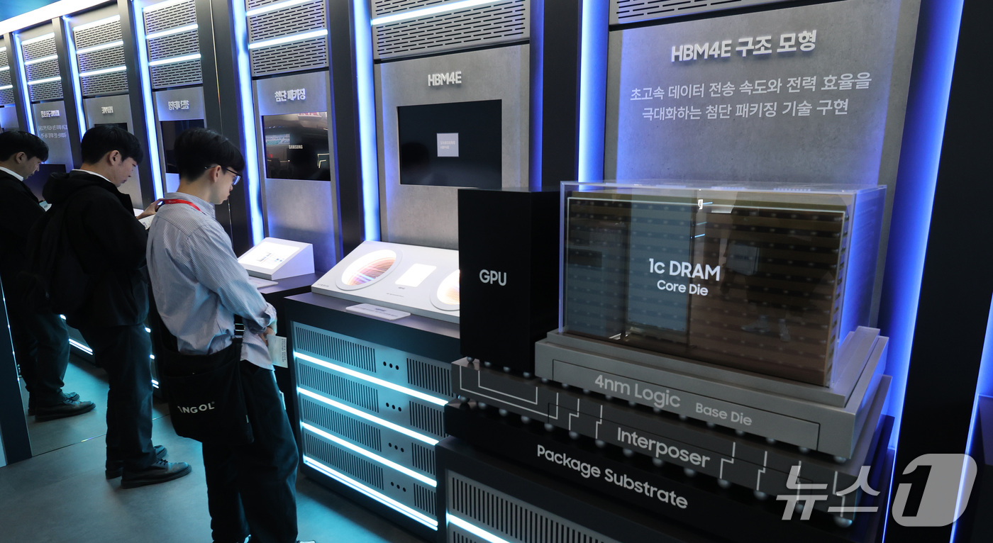 (서울=뉴스1) 박지혜 기자 = 14일 서울 강남구 코엑스에서 열린 ‘SEDEX 2026(제28회 반도체대전)’ 삼성전자 부스에서 관람객들이 7세대 고대역폭메모리(HBM)인 ‘HB …