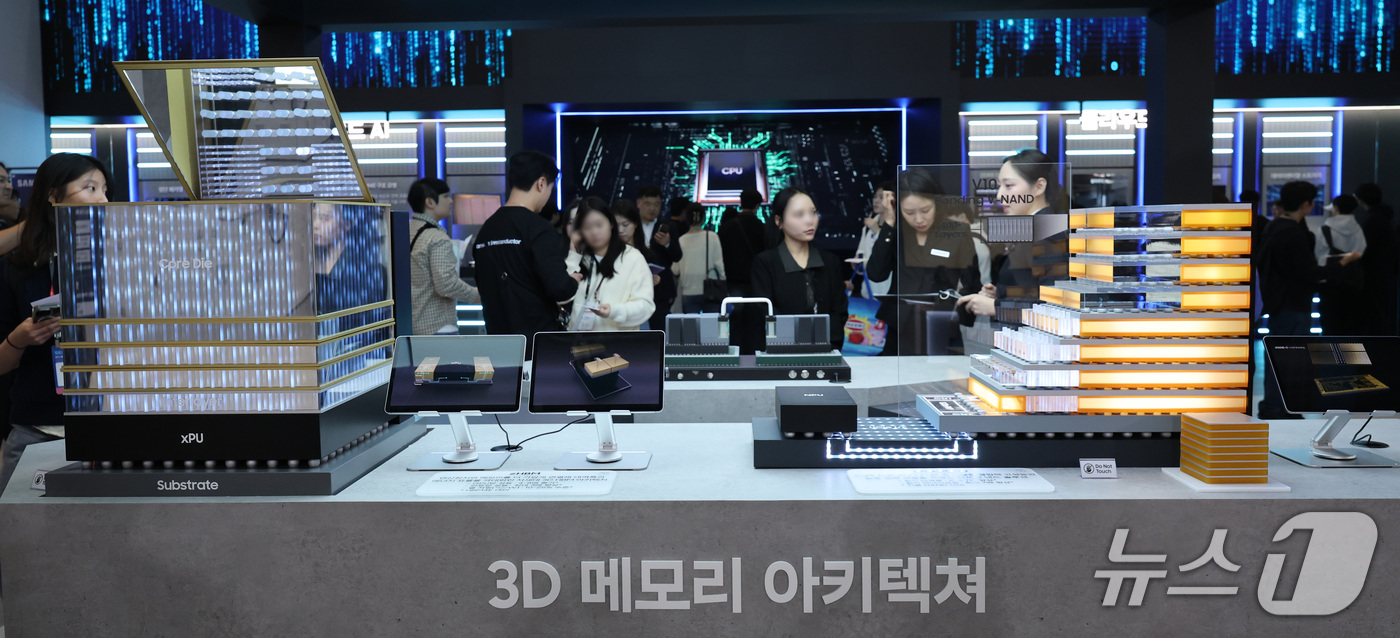 (서울=뉴스1) 박지혜 기자 = 14일 서울 강남구 코엑스에서 열린 ‘SEDEX 2026(제28회 반도체대전)’ 삼성전자 부스에서 관람객들이 차세대 적층 메모리 기술인 ‘zHBM’ …
