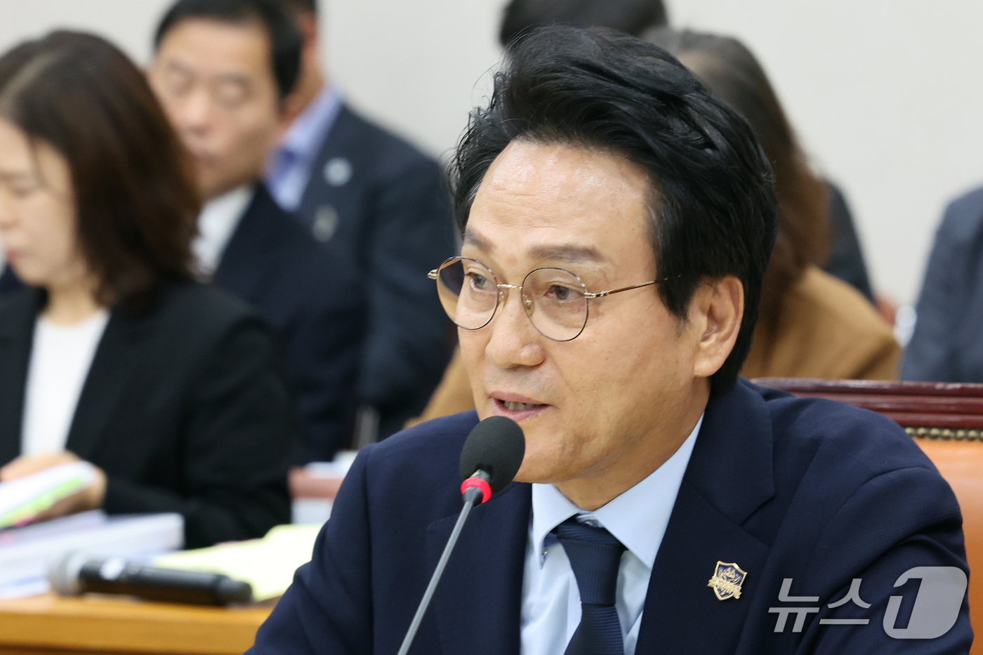 (서울=뉴스1) 황기선 기자 = 안민석 경기도 교육감이 14일 서울 여의도 교육위원회에서 열린 서울교육청 등에 대한 국정감사에서 의원 질의에 답하고 있다.  2026.10.14/뉴 …