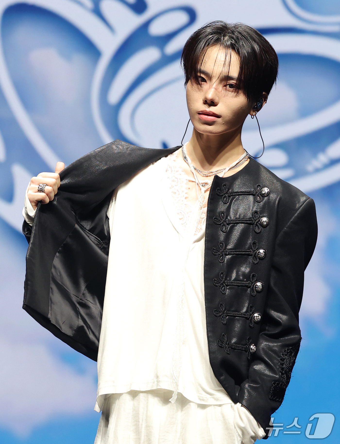(서울=뉴스1) 권현진 기자 = 데일리:디렉션(DAILY:DIRECTION, DD) 이원우가 14일 서울 중구 엑스칼라에서 열린 미니 1집 ‘위치 웨이(WHICH WAY)’ 발매 …