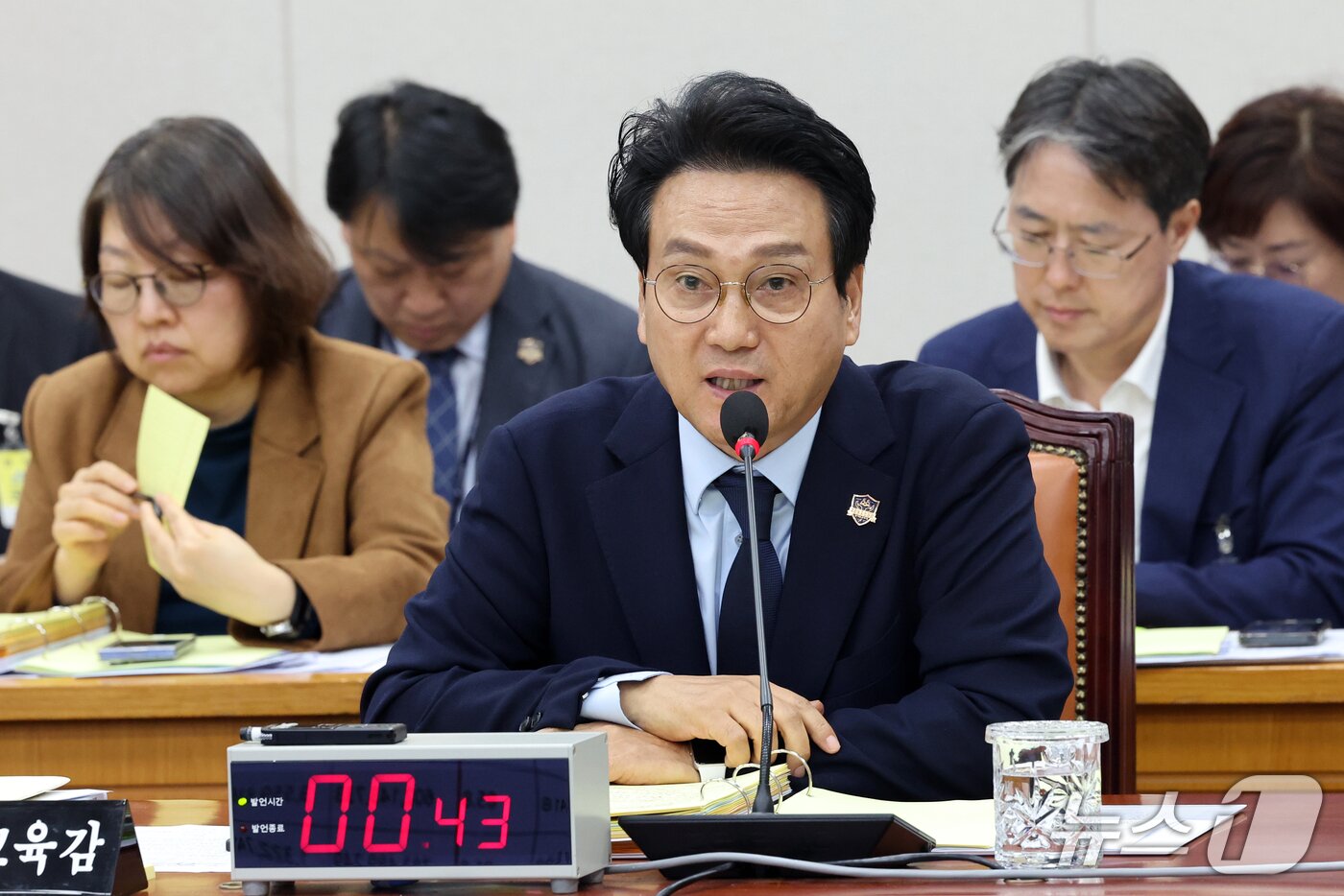 본문 이미지 - 안민석 경기도 교육감이 14일 서울 여의도 교육위원회에서 열린 서울교육청 등에 대한 국정감사에서 의원 질의에 답하고 있다. 2026.10.14 ⓒ 뉴스1 황기선 기자