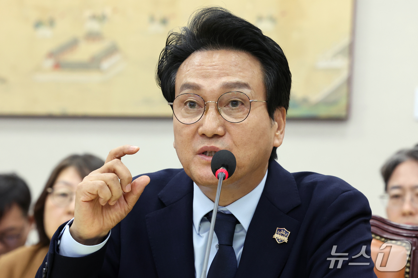 (서울=뉴스1) 황기선 기자 = 안민석 경기도 교육감이 14일 서울 여의도 교육위원회에서 열린 서울교육청 등에 대한 국정감사에서 의원 질의에 답하고 있다.  2026.10.14/뉴 …