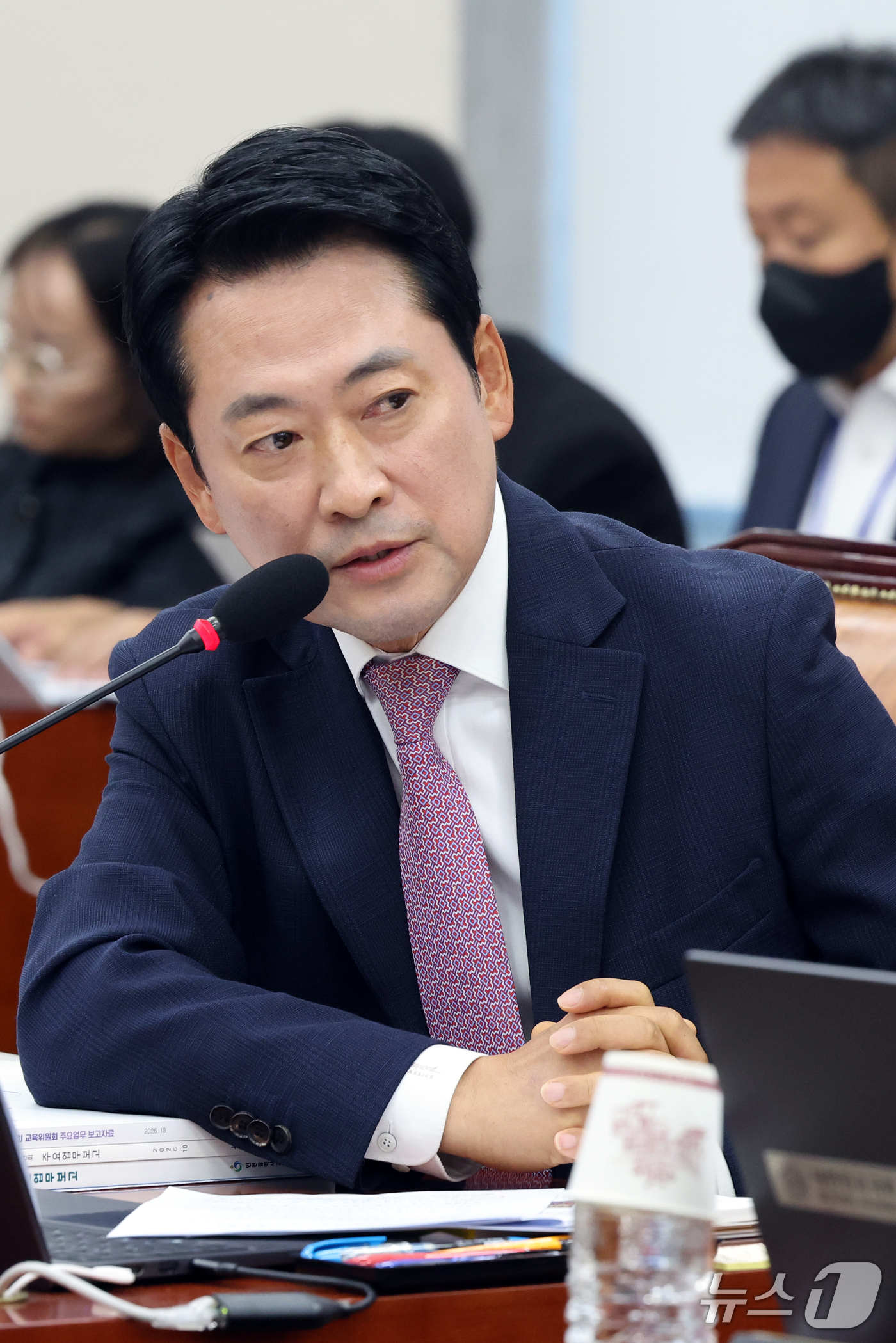 (서울=뉴스1) 황기선 기자 = 장동혁 국민의힘 대표가 14일 서울 여의도 교육위원회에서 열린 서울교육청 등에 대한 국정감사에서 질의를 하고 있다.  2026.10.14/뉴스1