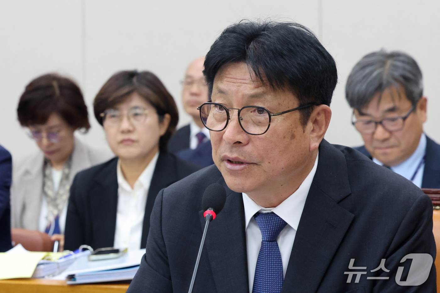 (서울=뉴스1) 황기선 기자 = 도성훈 인천시 교육감이 14일 서울 여의도 교육위원회에서 열린 서울교육청 등에 대한 국정감사에서 의원 질의에 답하고 있다.  2026.10.14/뉴 …