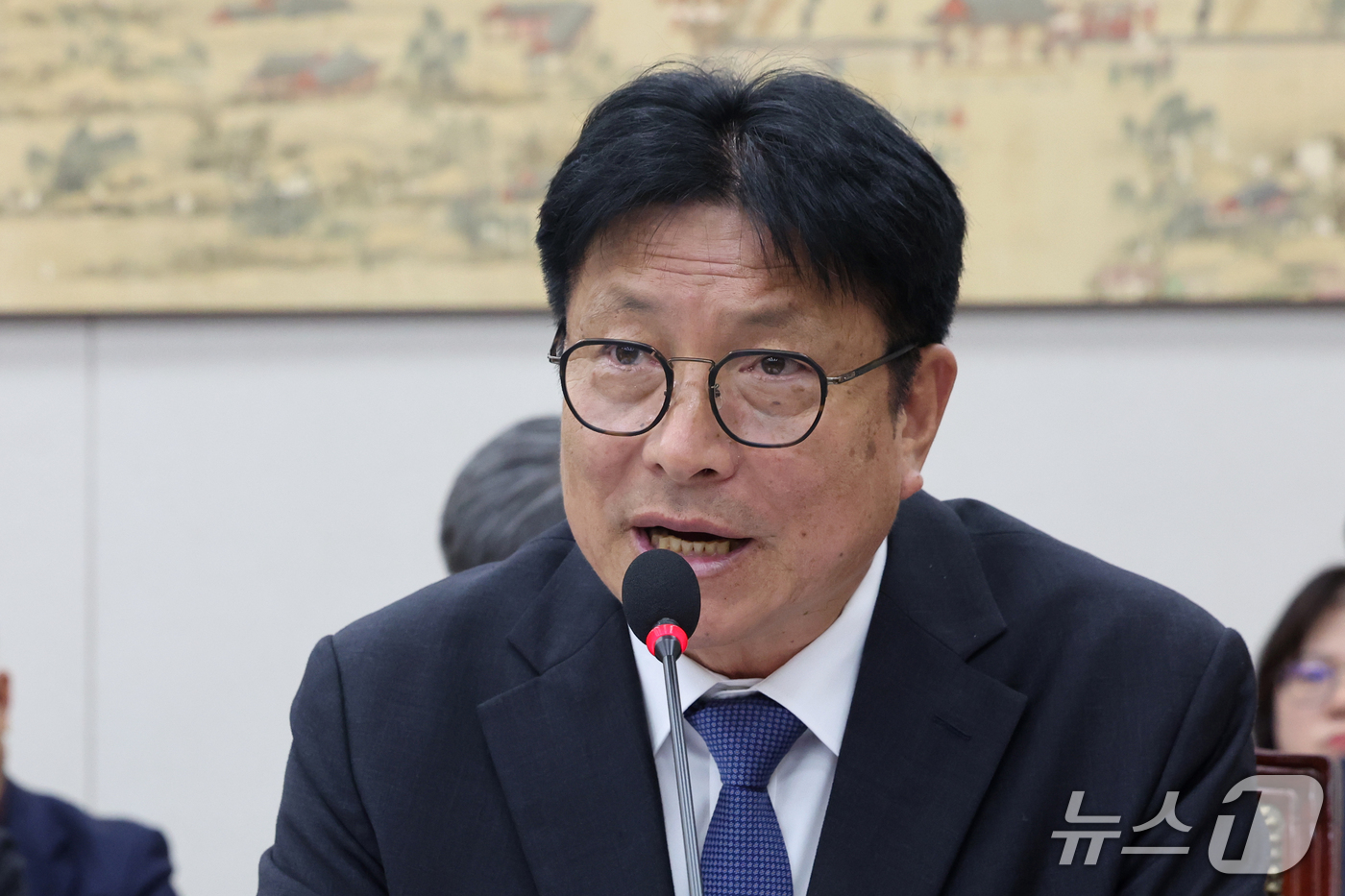 (서울=뉴스1) 황기선 기자 = 도성훈 인천시 교육감이 14일 서울 여의도 교육위원회에서 열린 서울교육청 등에 대한 국정감사에서 의원 질의에 답하고 있다.  2026.10.14/뉴 …