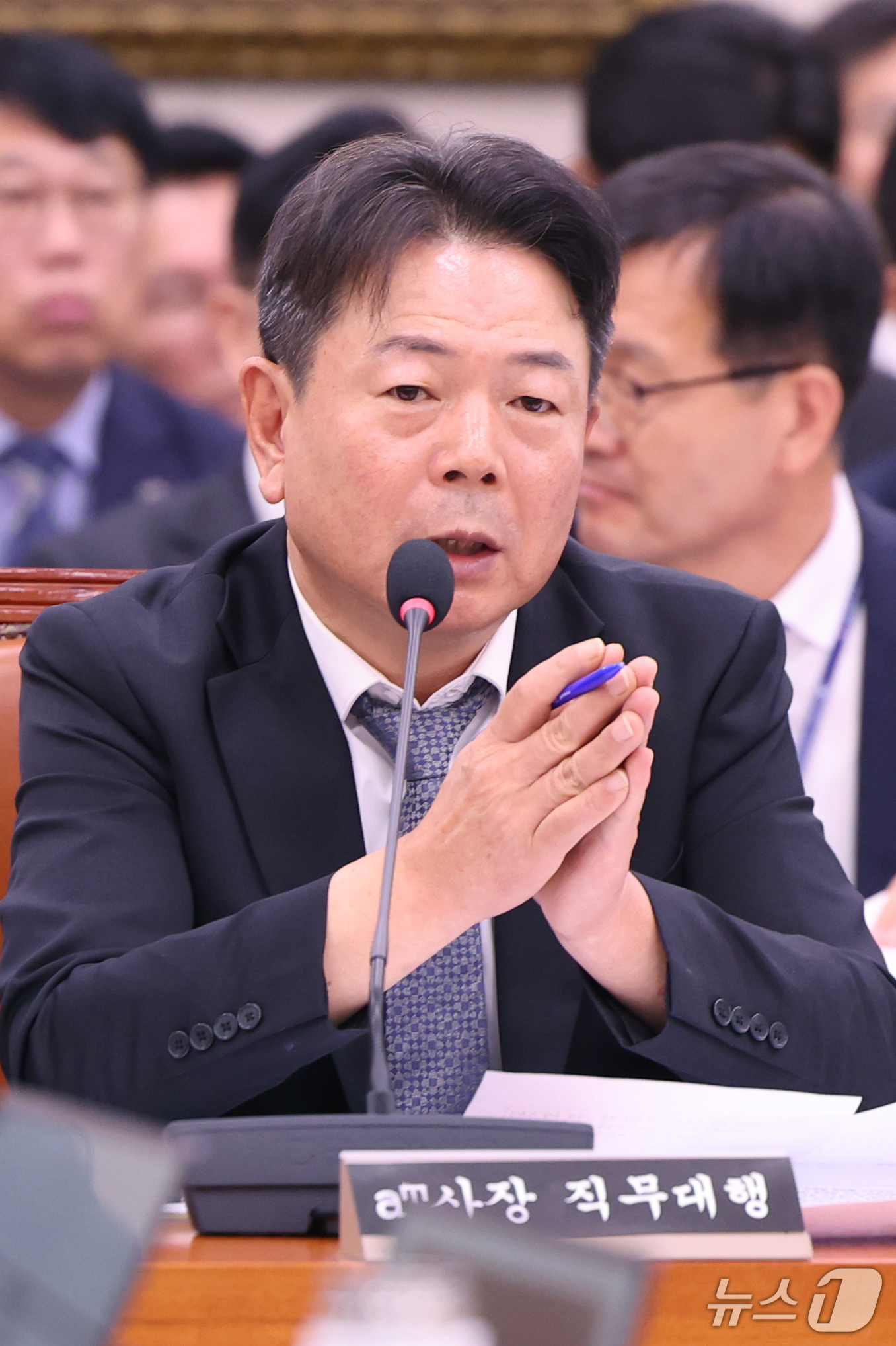 (서울=뉴스1) 황기선 기자 = 김창국 aT사장 직무대행이 14일 서울 여의도 국회 농림축산식품해양수산위원회에서 열린 농촌진흥청 등에 대한 국정감사에서 의원 질의에 답하고 있다. …