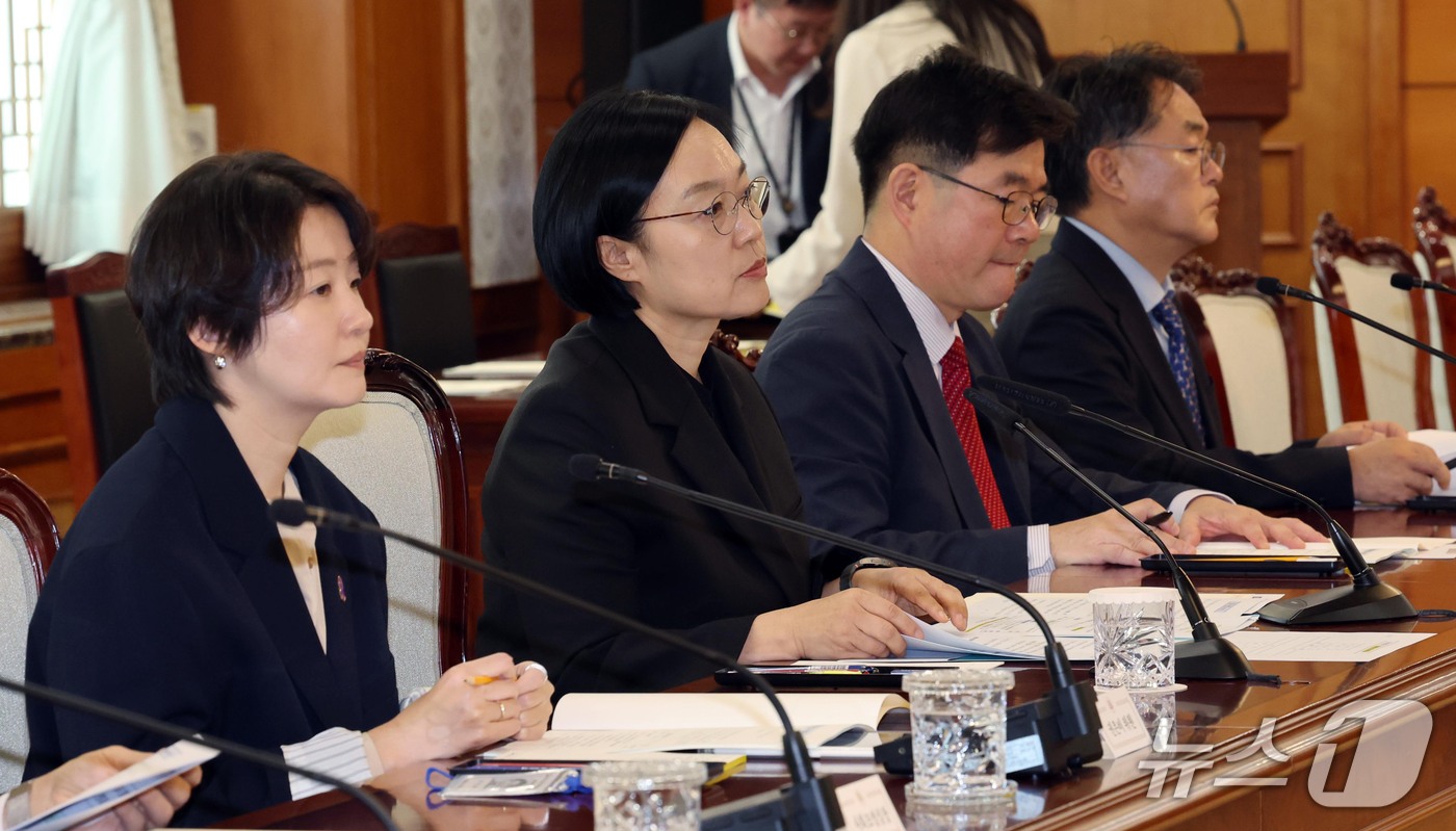 (서울=뉴스1) 이종덕 기자 = 한성숙 국무총리가 14일 서울 종로구 정부서울청사에서 이태원참사 추모위원회 회의를 주재하고 있다.  2026.10.14/뉴스1