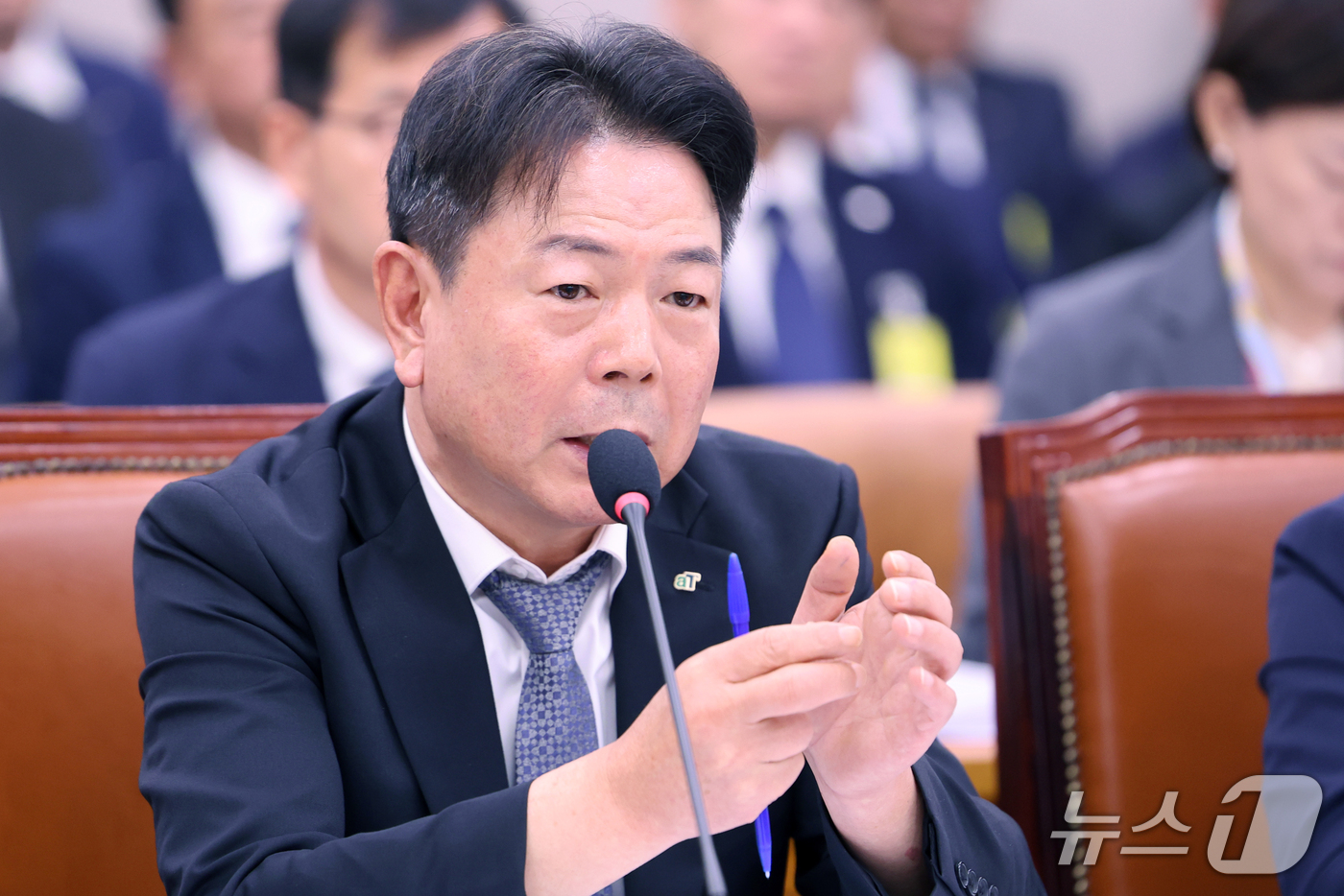 (서울=뉴스1) 황기선 기자 = 김창국 aT사장 직무대행이 14일 서울 여의도 국회 농림축산식품해양수산위원회에서 열린 농촌진흥청 등에 대한 국정감사에서 의원 질의에 답하고 있다. …