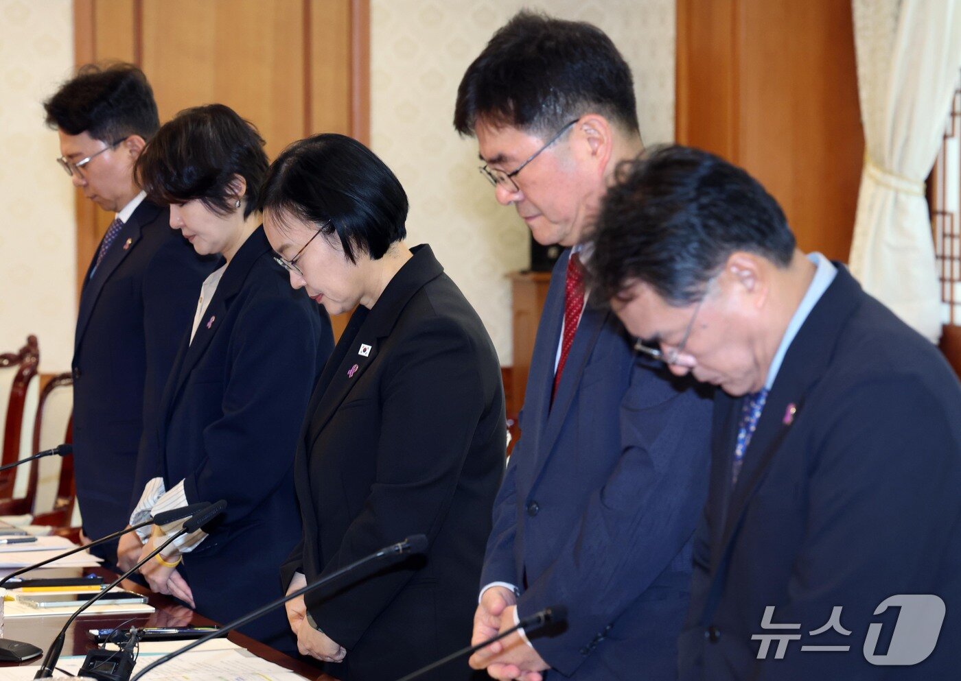본문 이미지 - 한성숙 국무총리가 14일 서울 종로구 정부서울청사에서 이태원참사 추모위원회 회의에서 묵념하고 있다. 2026.10.14 ⓒ 뉴스1 이종덕 기자