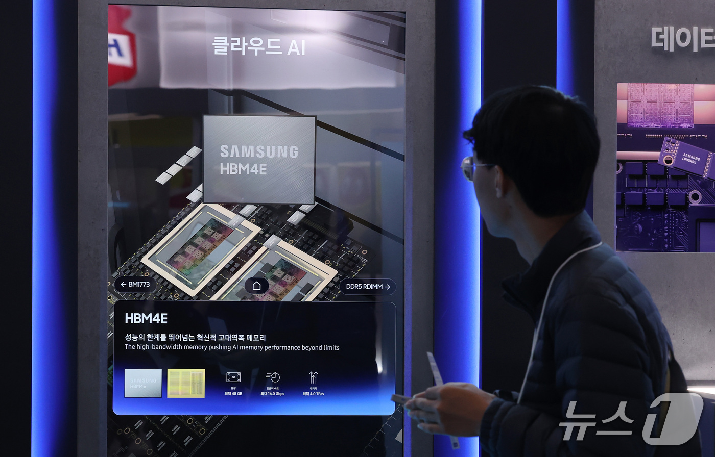 (서울=뉴스1) 박지혜 기자 = 14일 서울 강남구 코엑스에서 열린 ‘SEDEX 2026(제28회 반도체대전)’ 삼성전자 부스에서 관람객들이 7세대 고대역폭메모리(HBM)인 ‘HB …