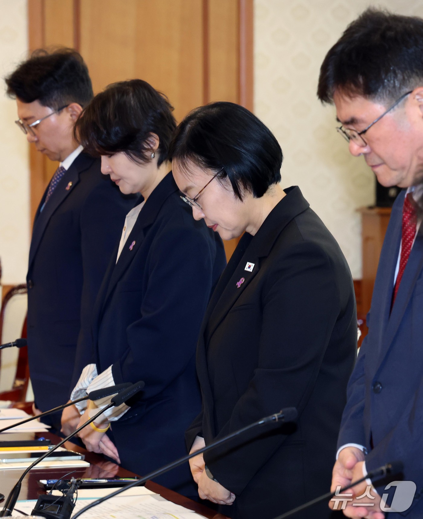 (서울=뉴스1) 이종덕 기자 = 한성숙 국무총리가 14일 서울 종로구 정부서울청사에서 이태원참사 추모위원회 회의에서 묵념하고 있다. 2026.10.14/뉴스1