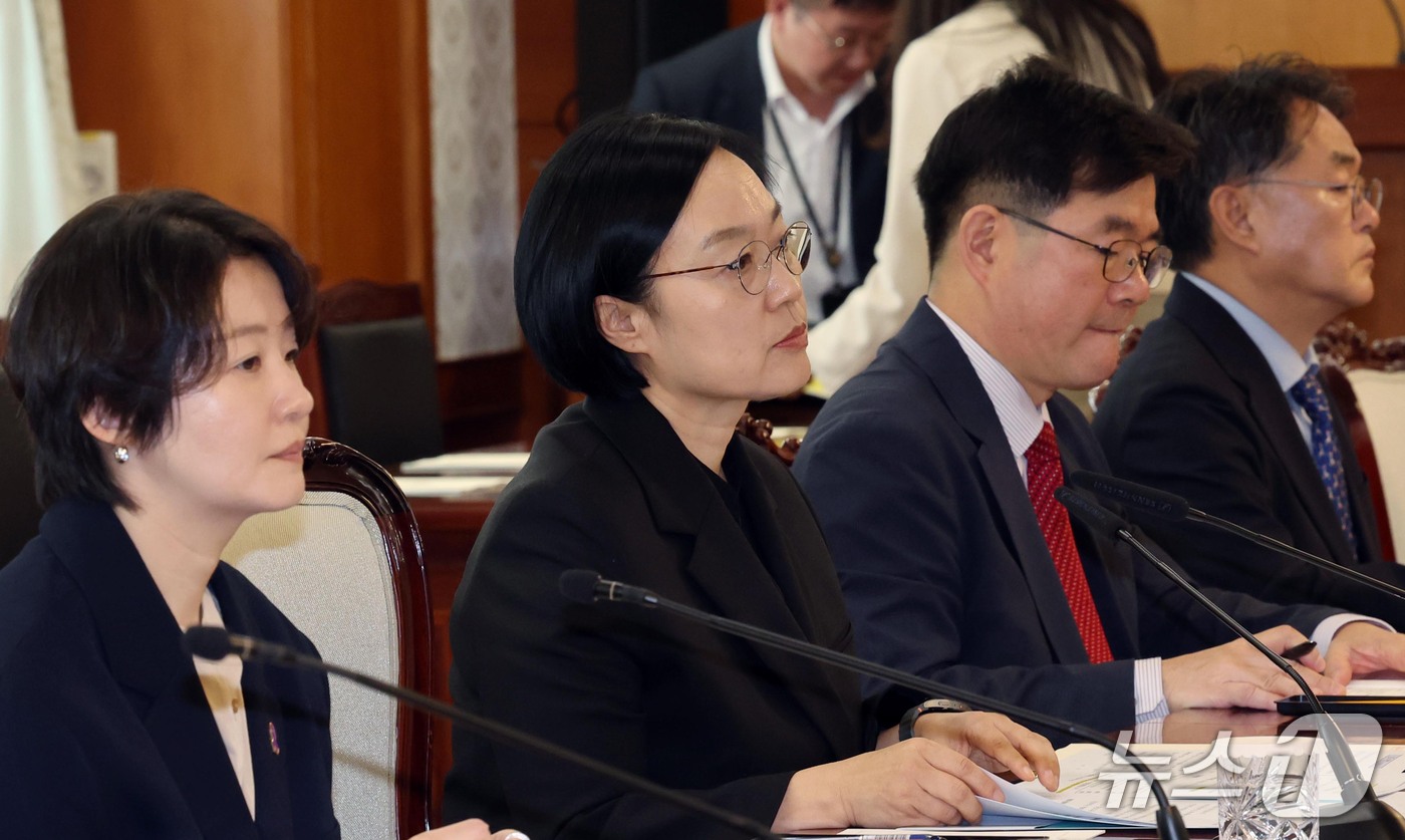 (서울=뉴스1) 이종덕 기자 = 한성숙 국무총리가 14일 서울 종로구 정부서울청사에서 이태원참사 추모위원회 회의를 주재하고 있다.  2026.10.14/뉴스1
