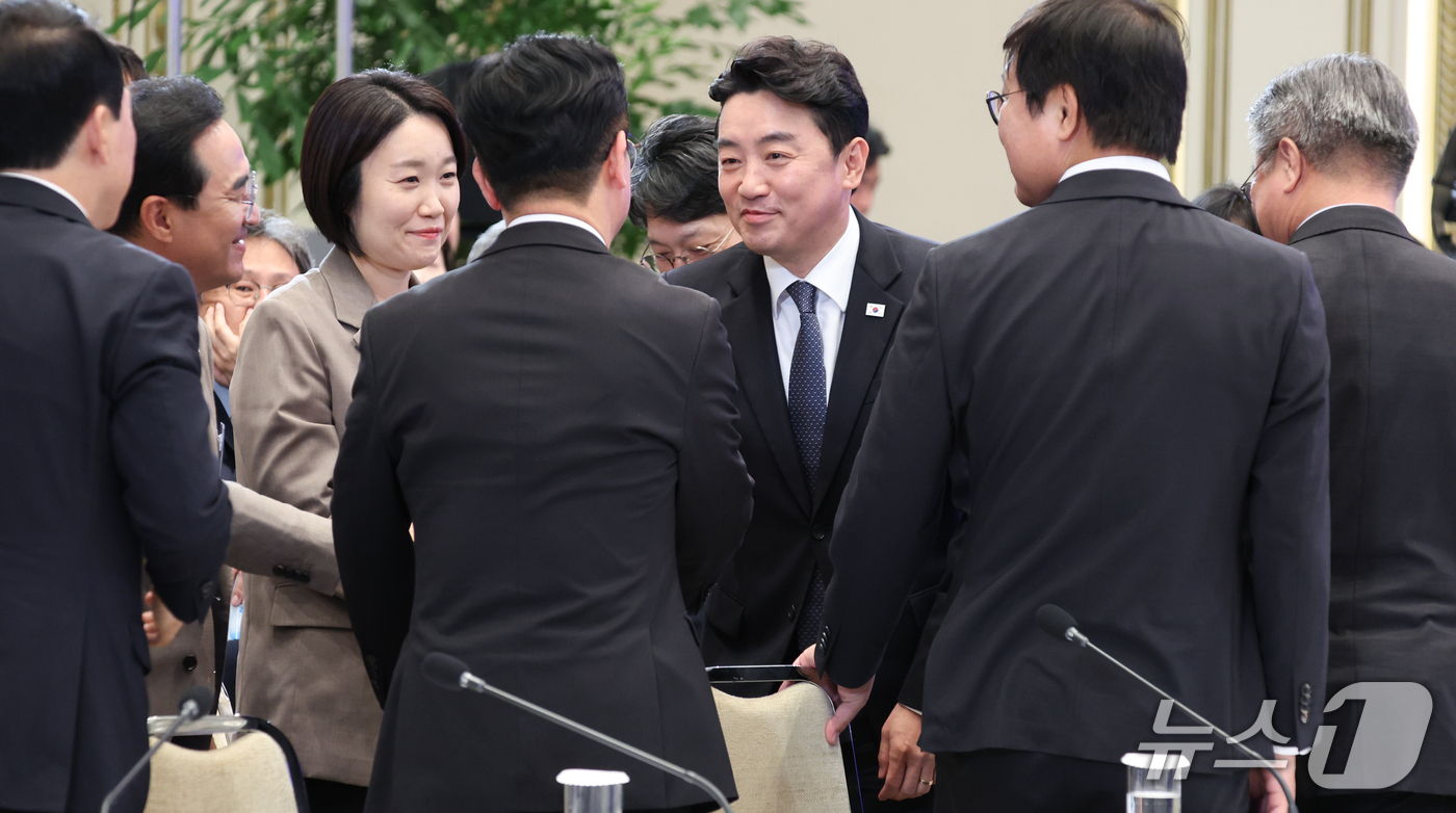 (서울=뉴스1) 허경 기자 = 강훈식 대통령비서실장이 14일 청와대 영빈관에서 열린 국민주권정부 인구전략 비전 선포식에서 참석자들과 인사하고 있다. (청와대통신사진기자단) 2026 …
