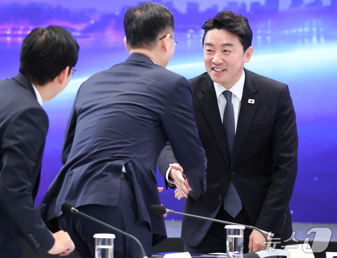(서울=뉴스1) 허경 기자 = 강훈식 대통령비서실장이 14일 청와대 영빈관에서 열린 국민주권정부 인구전략 비전 선포식에서 참석자들과 인사하고 있다. (청와대통신사진기자단) 2026 …