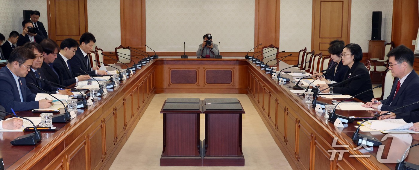 (서울=뉴스1) 이종덕 기자 = 한성숙 국무총리가 14일 서울 종로구 정부서울청사에서 이태원참사 추모위원회 회의를 주재하고 있다.  2026.10.14/뉴스1