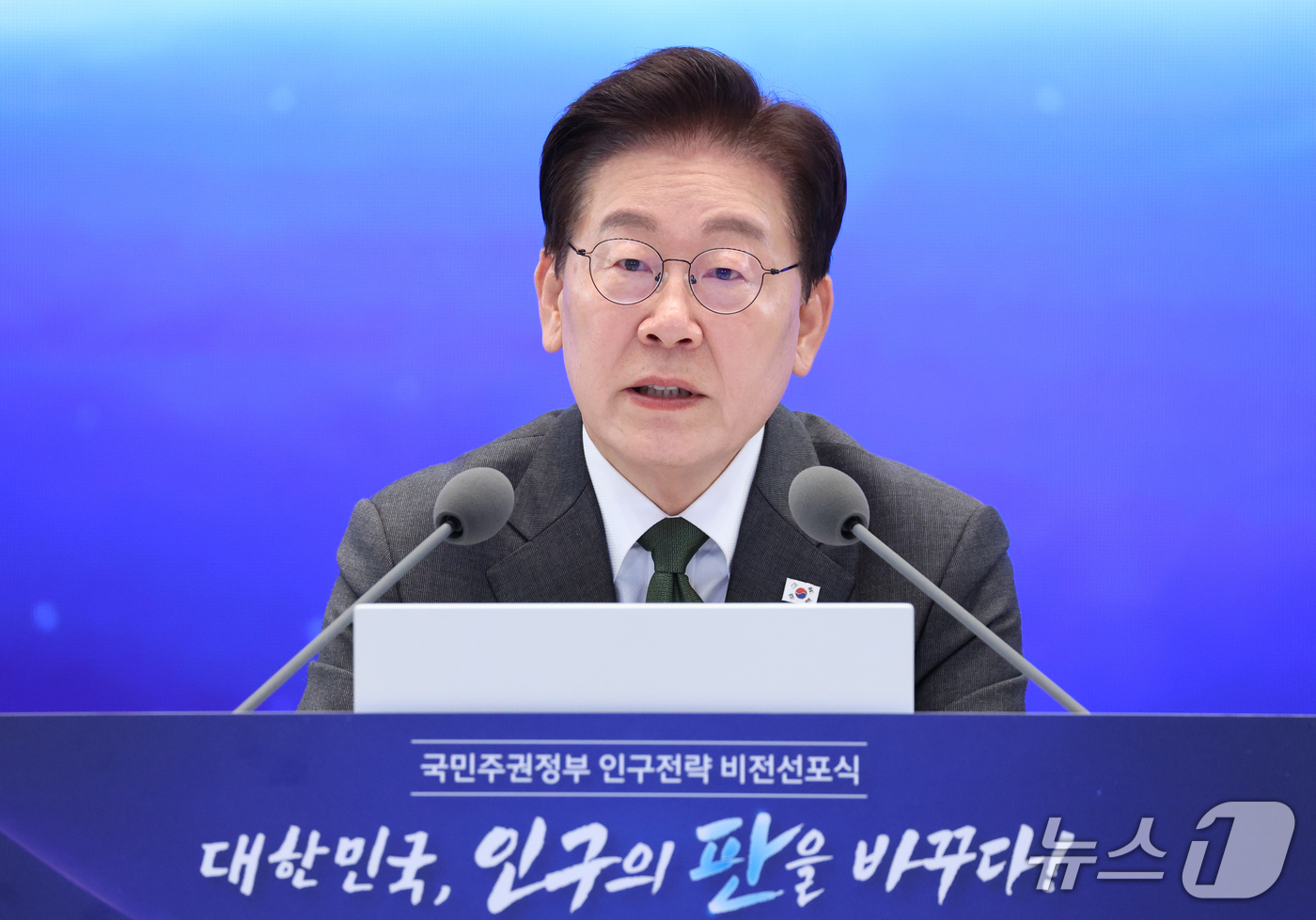 (서울=뉴스1) 허경 기자 = 이재명 대통령이 14일 청와대 영빈관에서 열린 국민주권정부 인구전략 비전 선포식에서 발언하고 있다. (청와대통신사진기자단) 2026.10.14/뉴스1 …