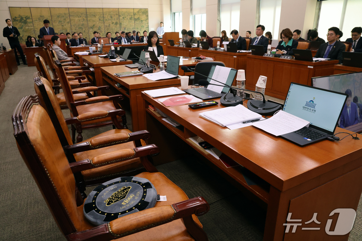 (서울=뉴스1) 황기선 기자 = 14일 서울 여의도 국회 문화체육관광위원회에서 열린 한국관광공사 등에 대한 국정감사에서 국민의힘 의원 자리가 비어 있다.국민의힘은 영화 '암살자(들 …