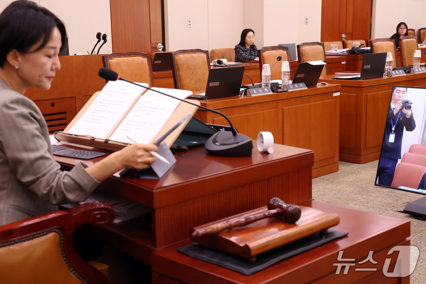 (서울=뉴스1) 황기선 기자 = 14일 서울 여의도 국회 문화체육관광위원회에서 열린 한국관광공사 등에 대한 국정감사에서 국민의힘 의원 자리가 비어 있다.국민의힘은 영화 '암살자(들 …
