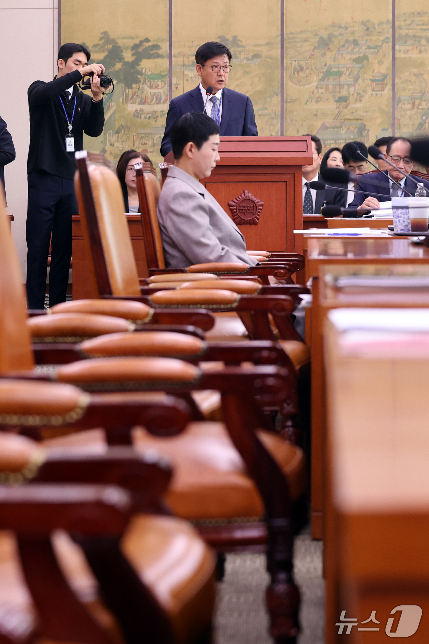 (서울=뉴스1) 황기선 기자 = 14일 서울 여의도 국회 문화체육관광위원회에서 열린 한국관광공사 등에 대한 국정감사에서 국민의힘 의원 자리가 비어 있다.국민의힘은 영화 '암살자(들 …