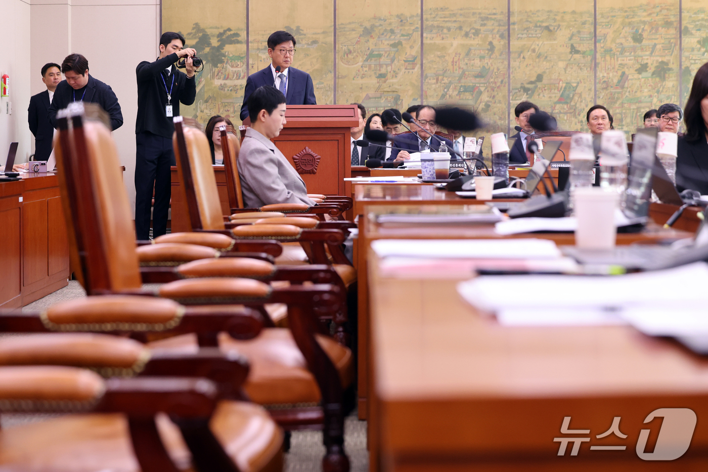 (서울=뉴스1) 황기선 기자 = 14일 서울 여의도 국회 문화체육관광위원회에서 열린 한국관광공사 등에 대한 국정감사에서 국민의힘 의원 자리가 비어 있다.국민의힘은 영화 '암살자(들 …