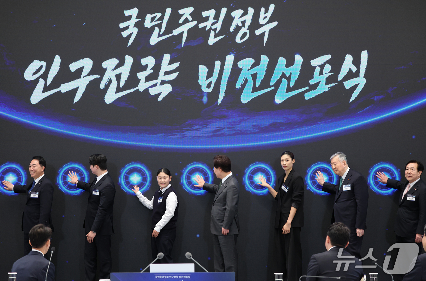 (서울=뉴스1) 허경 기자 = 이재명 대통령이 14일 청와대 영빈관에서 열린 국민주권정부 인구전략 비전 선포식에서 각계 대표들과 비전선포 세레머니를 하고 있다. 왼쪽부터 박수현 충 …