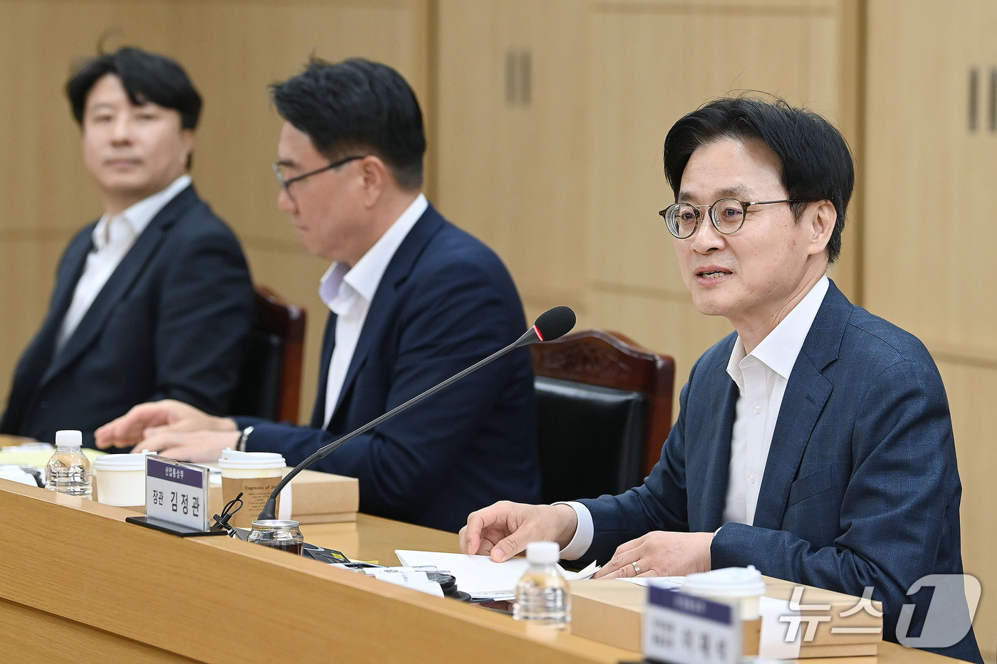(서울=뉴스1) = 김정관 산업통상부 장관이 14일 오후 강원도 춘천시 춘천바이오산업진흥원에서 열린 '강원권 성장엔진 투자기업 간담회'를 주재하고 있다. (산업통상부 제공. 재판매 …