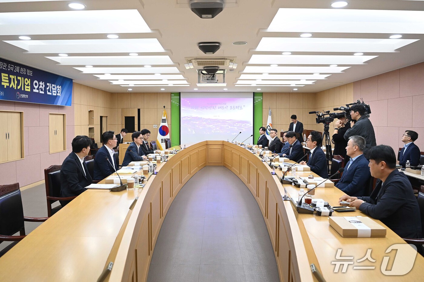 (서울=뉴스1) = 김정관 산업통상부 장관이 14일 오후 강원도 춘천시 춘천바이오산업진흥원에서 열린 '강원권 성장엔진 투자기업 간담회'를 주재하고 있다. (산업통상부 제공. 재판매 …