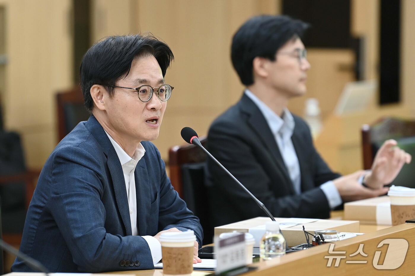 (서울=뉴스1) = 김정관 산업통상부 장관이 14일 오후 강원도 춘천시 춘천바이오산업진흥원에서 열린 '강원권 성장엔진 투자기업 간담회'를 주재하고 있다. (산업통상부 제공. 재판매 …