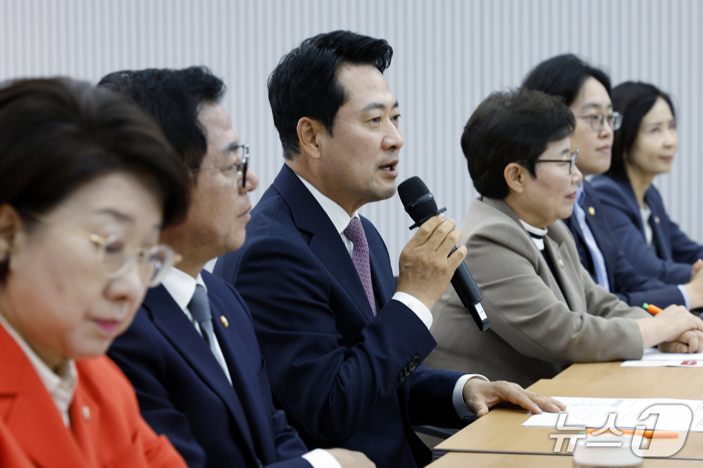 (서울=뉴스1) 박정호 기자 = 장동혁 국민의힘 대표가 14일 오후 서울 여의도 당사에서 열린 당근위원회 임명장 수여식 및 제1차 회의에서 모두 발언을 하고 있다. 2026.10. …