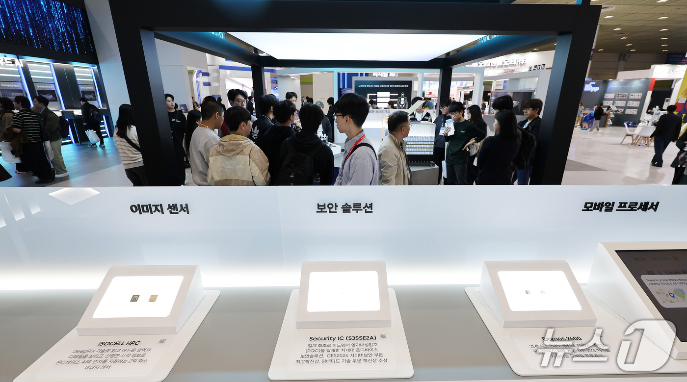 (서울=뉴스1) 박지혜 기자 = 14일 서울 강남구 코엑스에서 열린 ‘SEDEX 2026(제28회 반도체대전)’ 삼성전자 부스에 모바일 애플리케이션 프로세서(AP)인 ‘엑시노스 2 …
