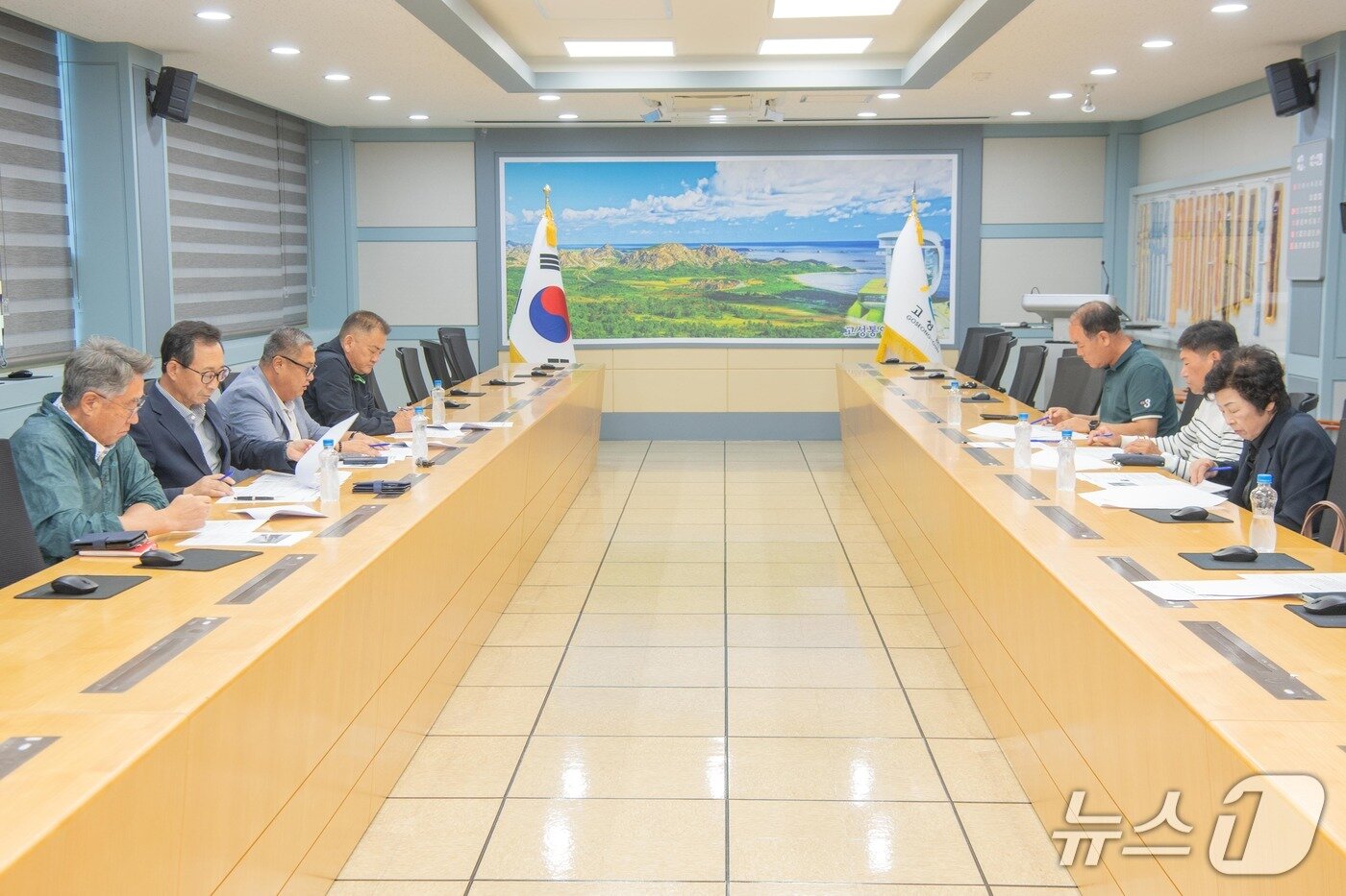 본문 이미지 - 강원 고성군 지역 사회단체들이 지난 8일 회의를 열고, 최근 고성군 토성면원암리 일원 공동주택 건립사업을 둘러싼 논란과 관련한 입장을 정리하고 있다.(고성군 제공. 재판매 및 DB 금지)