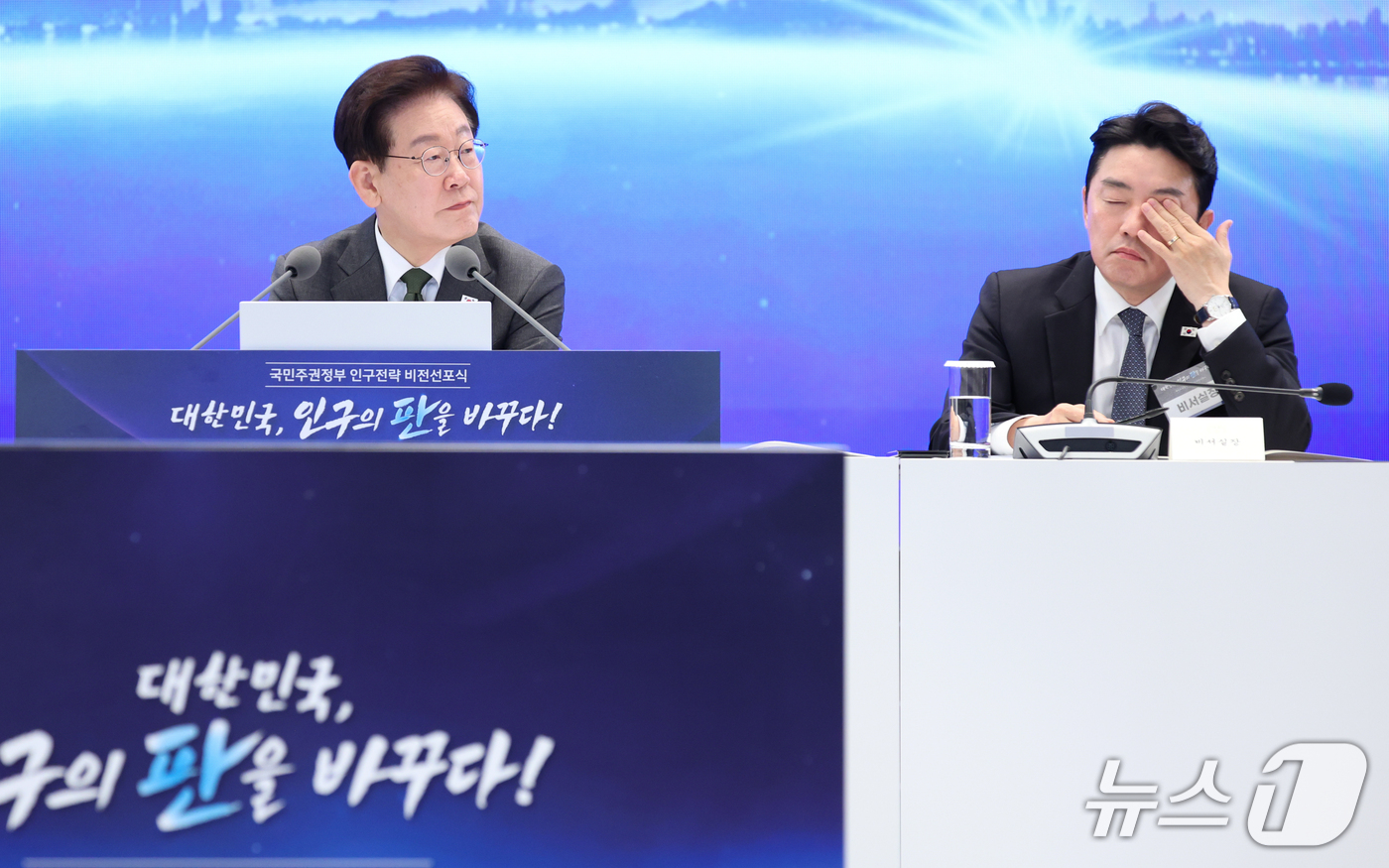 (서울=뉴스1) 허경 기자 = 이재명 대통령이 14일 청와대 영빈관에서 열린 국민주권정부 인구전략 비전 선포식에서 토론자의 발언을 경청하고 있다. (청와대통신사진기자단) 2026. …