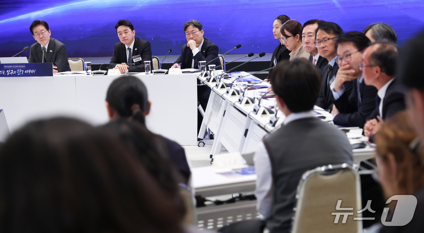 (서울=뉴스1) 허경 기자 = 이재명 대통령이 14일 청와대 영빈관에서 열린 국민주권정부 인구전략 비전 선포식에서 토론자의 발언을 경청하고 있다. (청와대통신사진기자단) 2026. …