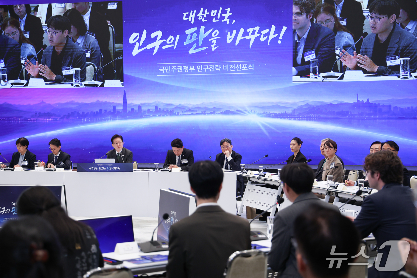(서울=뉴스1) 허경 기자 = 이재명 대통령이 14일 청와대 영빈관에서 열린 국민주권정부 인구전략 비전 선포식에서 토론자의 발언을 경청하고 있다. (청와대통신사진기자단) 2026. …