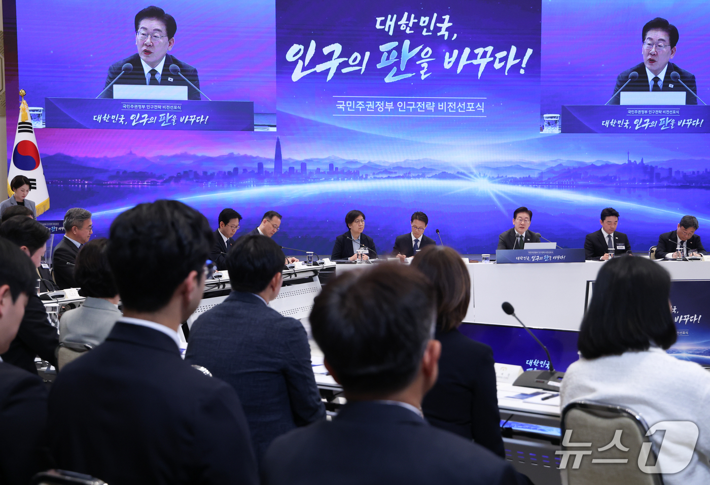 (서울=뉴스1) 허경 기자 = 이재명 대통령이 14일 청와대 영빈관에서 열린 국민주권정부 인구전략 비전 선포식에서 발언하고 있다. (청와대통신사진기자단) 2026.10.14/뉴스1 …