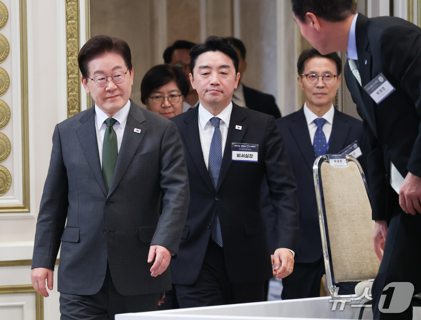 (서울=뉴스1) 허경 기자 = 이재명 대통령이 14일 청와대 영빈관에서 열린 국민주권정부 인구전략 비전 선포식에 입장하고 있다. (청와대통신사진기자단) 2026.10.14/뉴스1