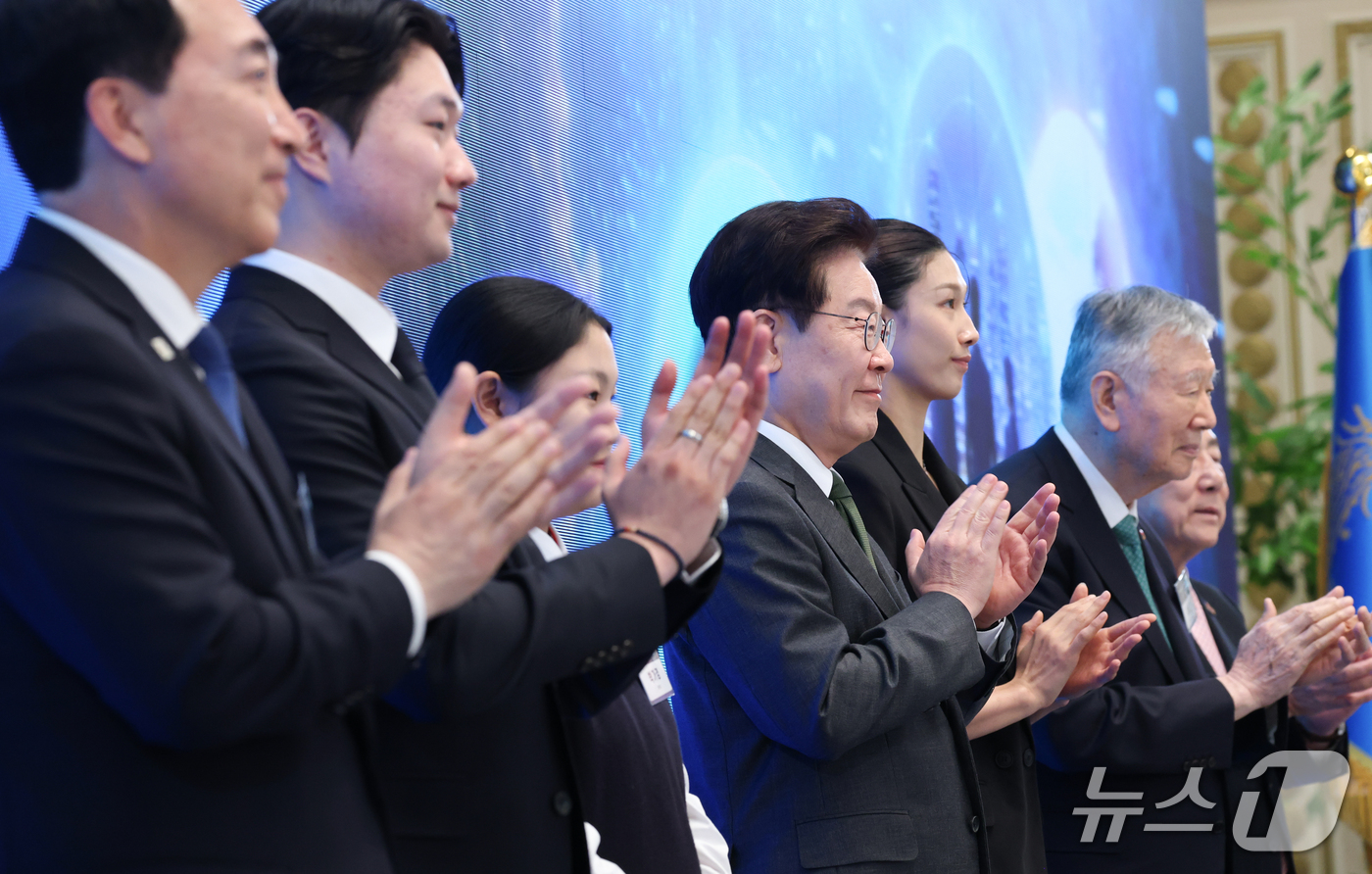 (서울=뉴스1) 허경 기자 = 이재명 대통령이 14일 청와대 영빈관에서 열린 국민주권정부 인구전략 비전 선포식에서 각계 대표들과 비전선포 세레머니를 하고 있다. 왼쪽부터 박수현 충 …